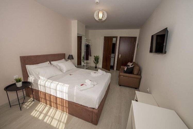 City Plaza Apartments & Rooms