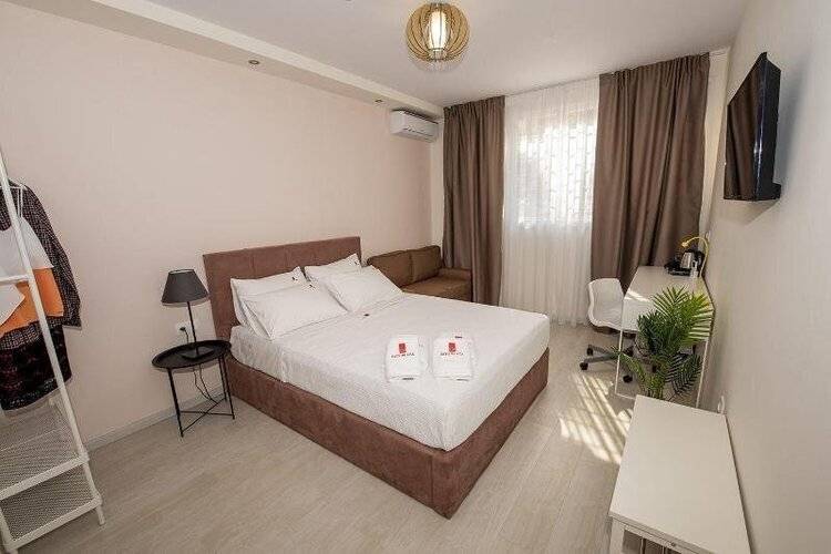 City Plaza Apartments & Rooms