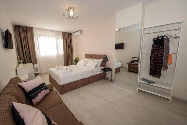 City Plaza Apartments & Rooms