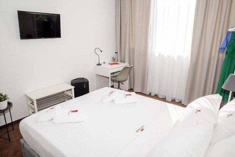 City Plaza Apartments & Rooms