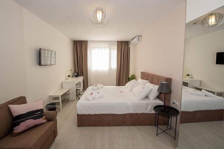 City Plaza Apartments & Rooms
