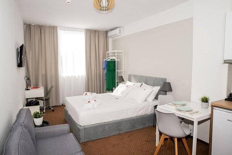 City Plaza Apartments & Rooms