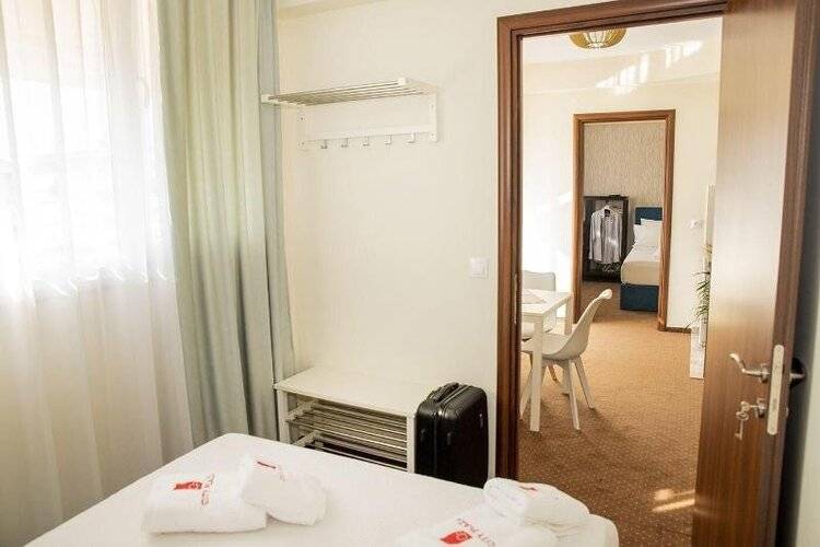 City Plaza Apartments & Rooms