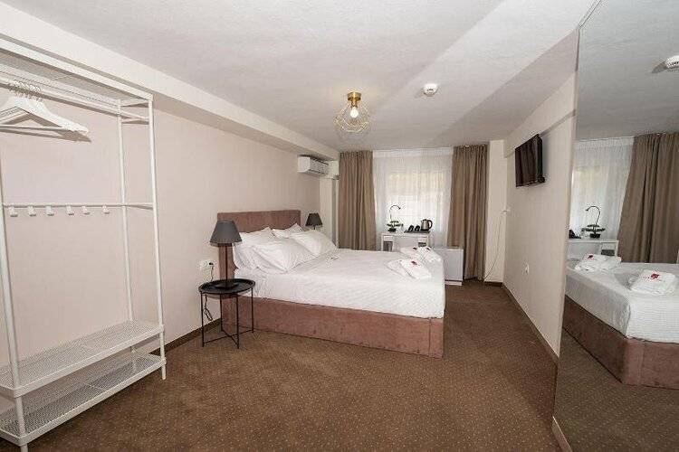City Plaza Apartments & Rooms
