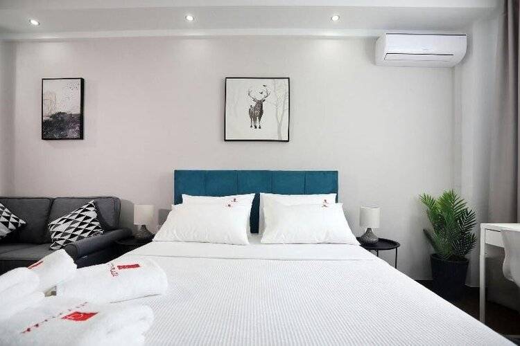 City Plaza Apartments & Rooms