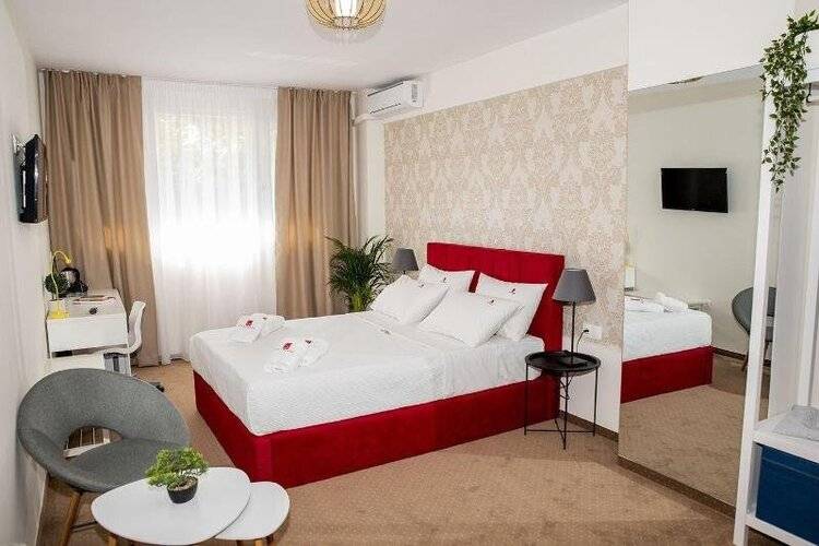City Plaza Apartments & Rooms