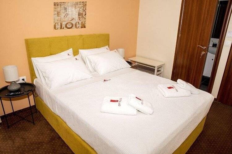 City Plaza Apartments & Rooms