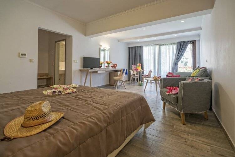Lagomandra Beach Hotel