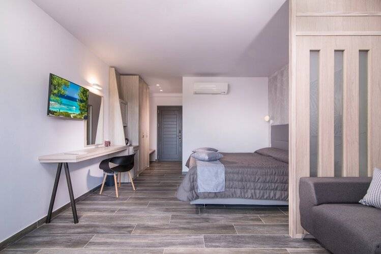 Lagomandra Beach Hotel