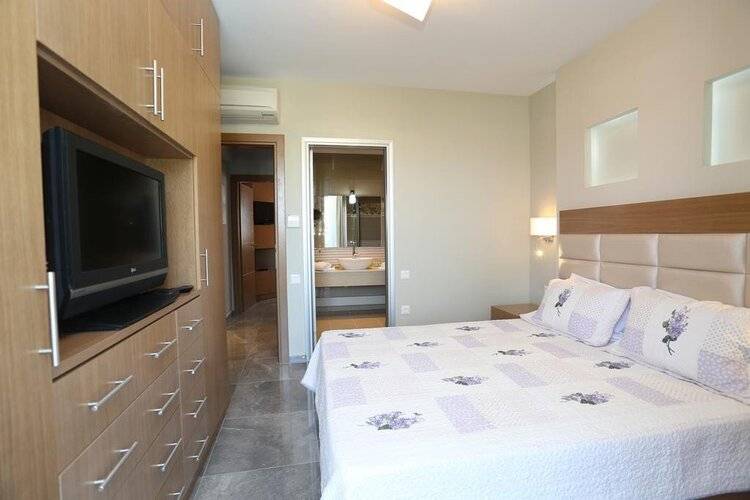 Dionysos Hotel & Suites