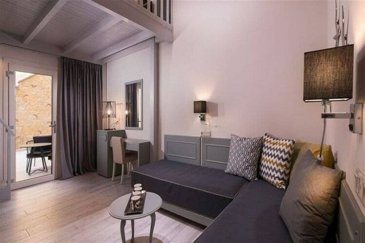 Neikos Mediterraneo Luxury Suites