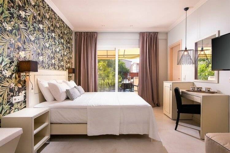 Neikos Mediterraneo Luxury Suites