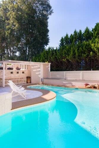 Neikos Mediterraneo Luxury Suites
