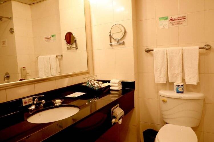 Qian Men Jian Guo Hotel