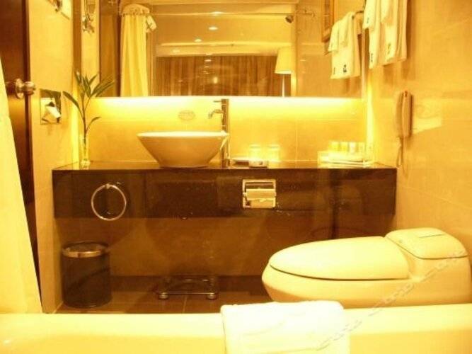 Skyline Plaza Hotel