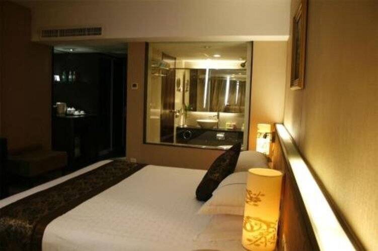 Skyline Plaza Hotel