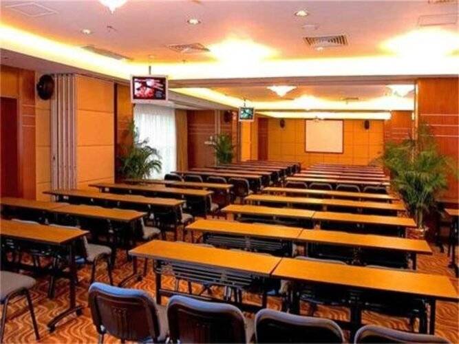 Skyline Plaza Hotel