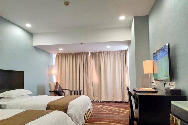 Skyline Plaza Hotel
