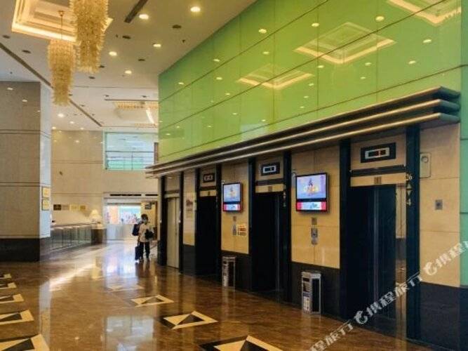 Skyline Plaza Hotel