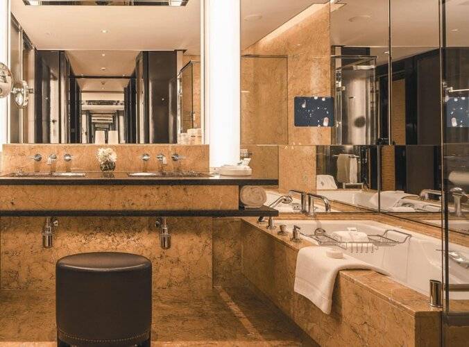Four Seasons Hotel Hong Kong