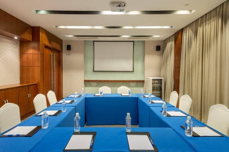 Holiday Inn Express Shanghai Jinqiao Central, An Ihg Hotel