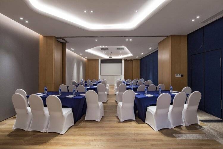 Holiday Inn Express Shanghai Kangqiao, An Ihg Hotel