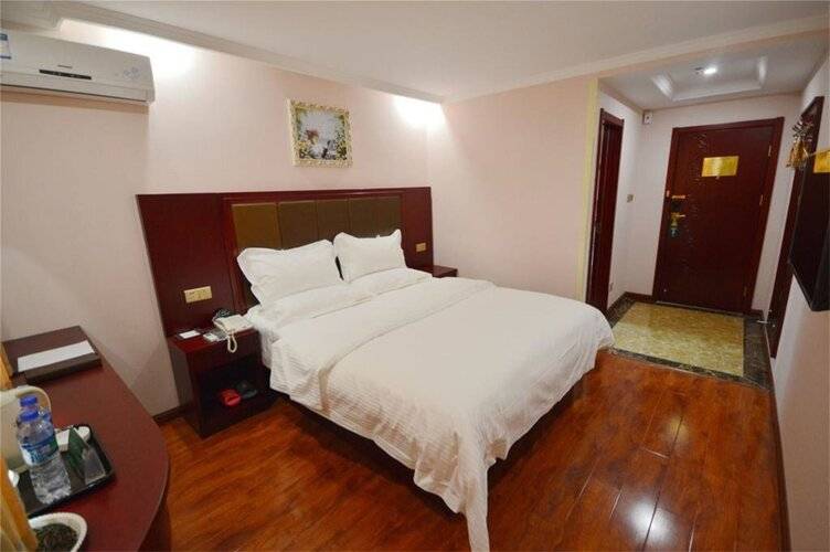 Greentree Alliance Shanghai Chongming Bayi Road Walking Street Hotel