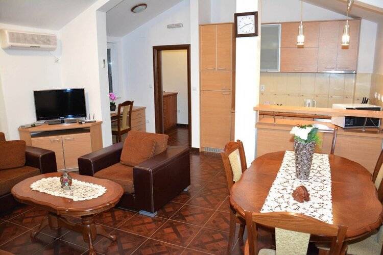 El Mar Apartments