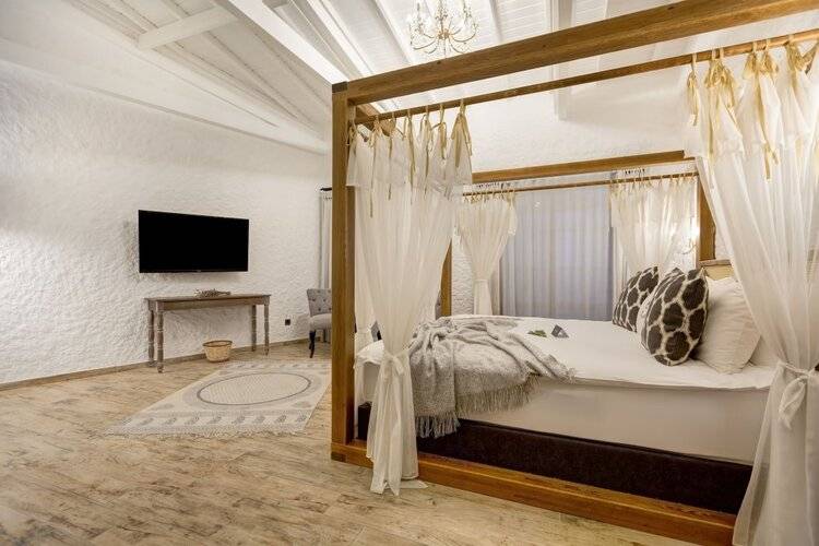 Alachi Hotel