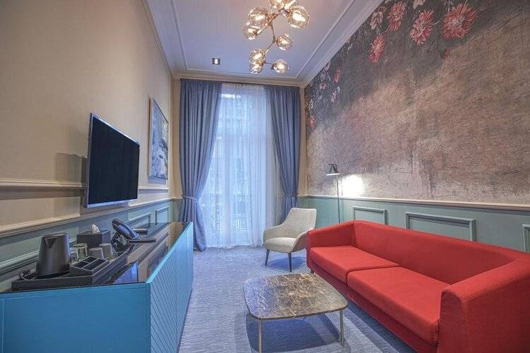 Heritage Hotel And Suites