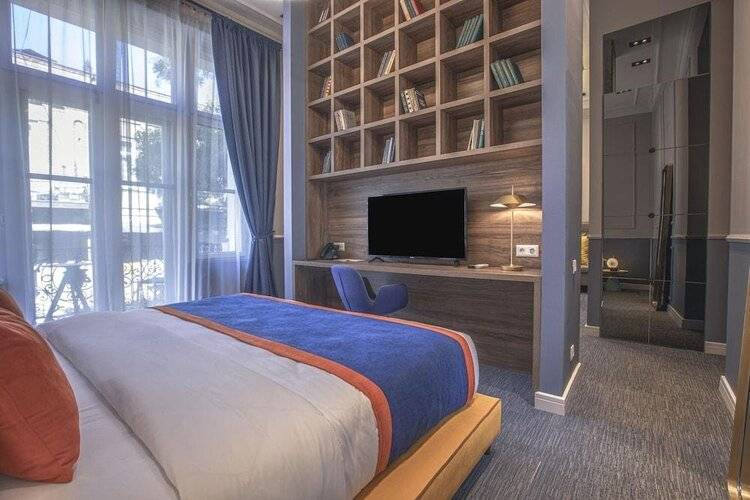 Heritage Hotel And Suites
