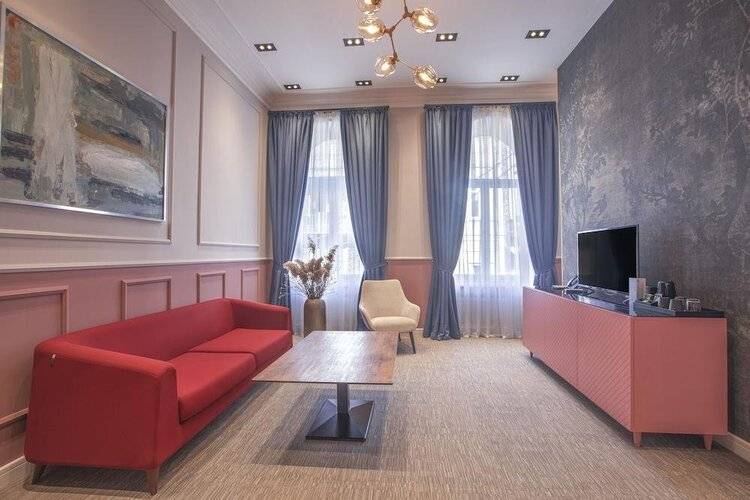 Heritage Hotel And Suites