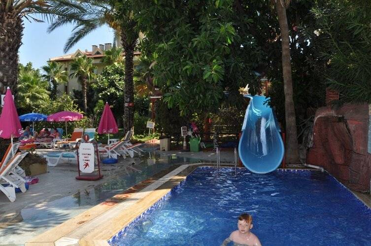 Hibiscus Garden Apart