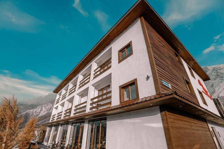 Alpine Lounge