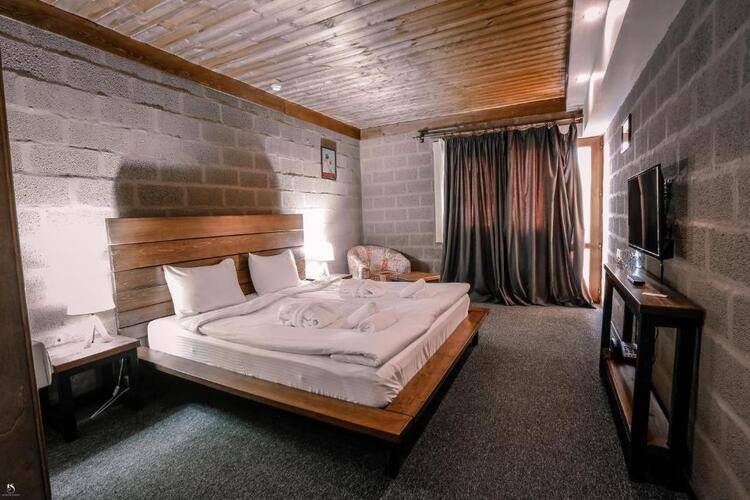 Alpine Lounge