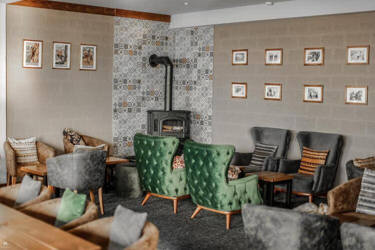 Alpine Lounge