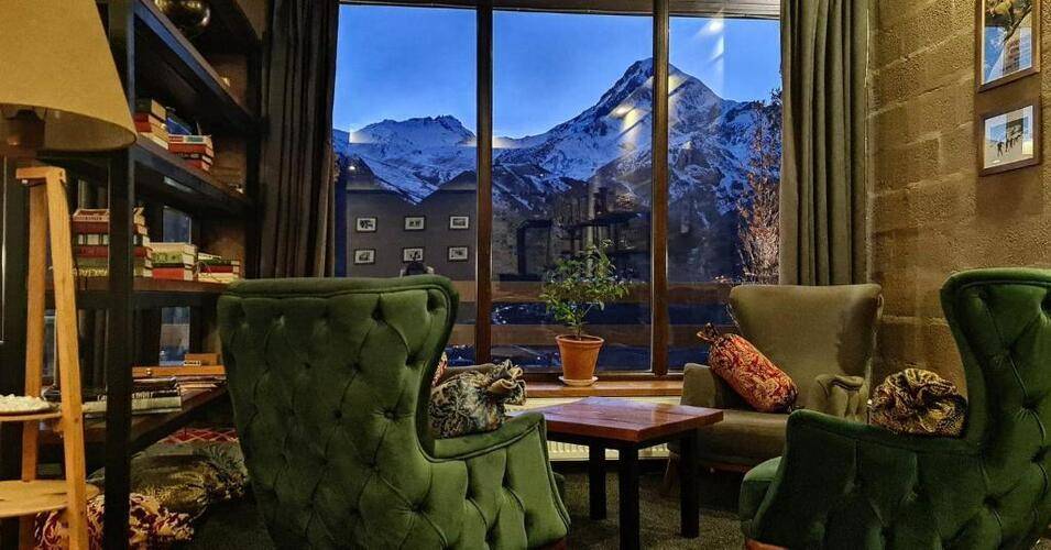 Alpine Lounge