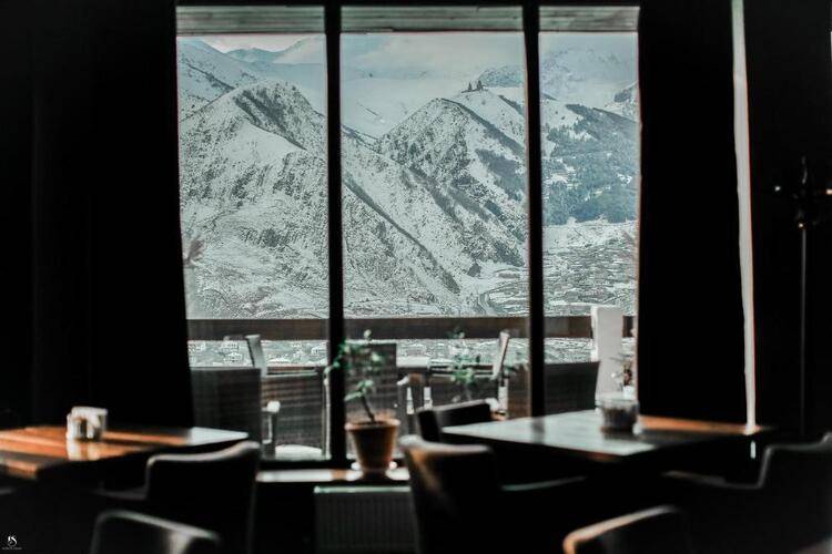 Alpine Lounge