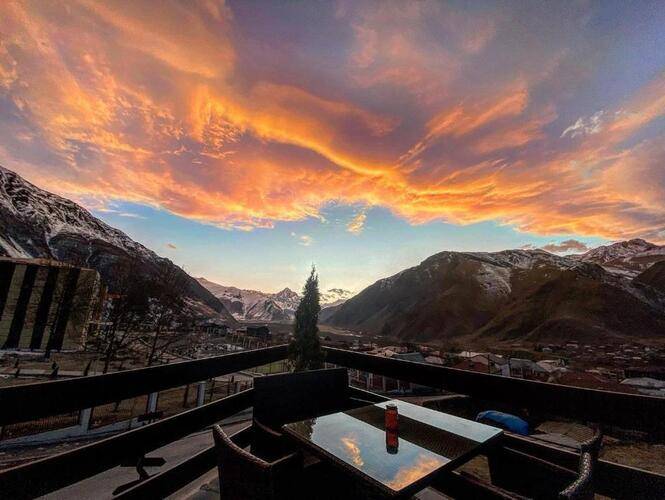 Alpine Lounge