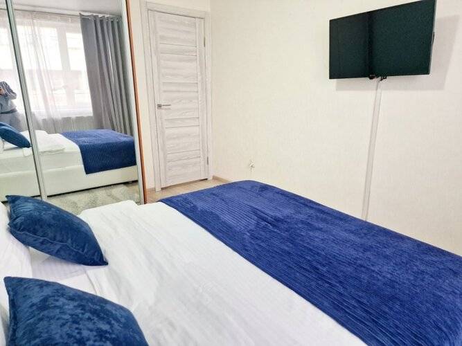 Апартаменты Двухкомнатные Центр, У Площади Победы,Черняховского 12а,Колибри#12а