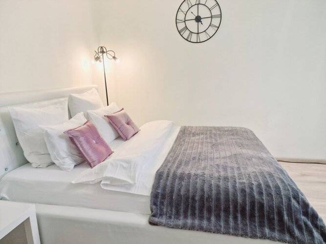 Апартаменты Двухкомнатные Центр, У Площади Победы,Черняховского 12а,Колибри#12а