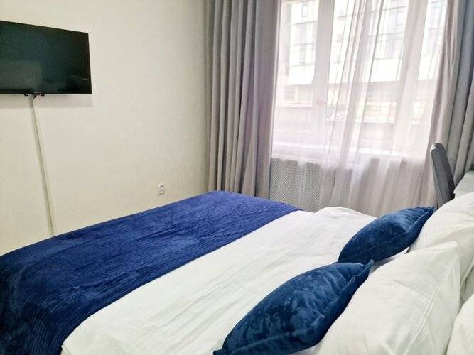 Апартаменты Двухкомнатные Центр, У Площади Победы,Черняховского 12а,Колибри#12а