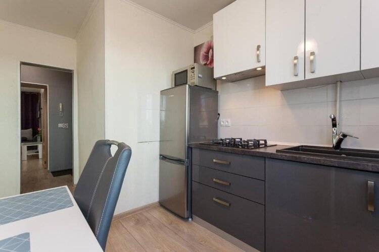 Апартаменты Двухкомнатные Центр, У Площади Победы,Черняховского 12а,Колибри#12а