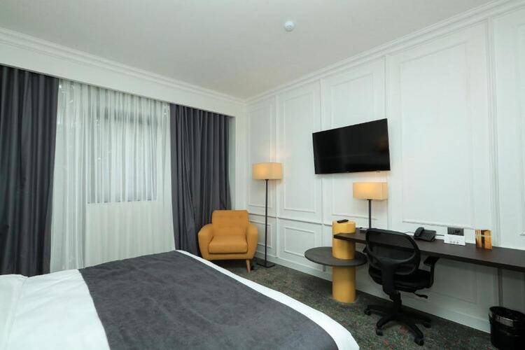 Pine Astoria Hotel