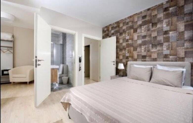 B.Equine Range Hotel