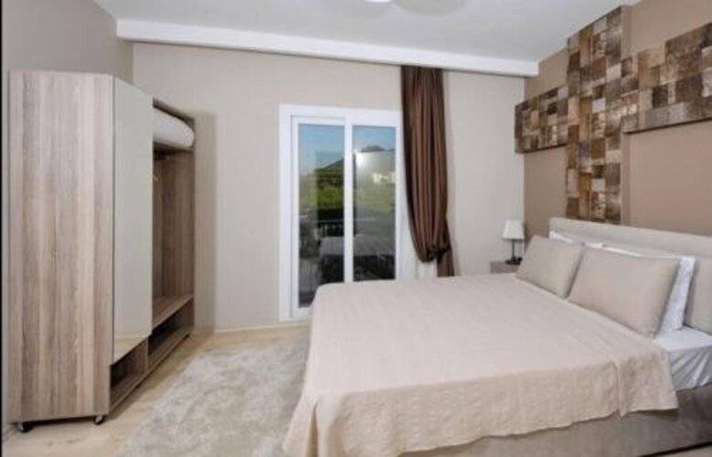 B.Equine Range Hotel