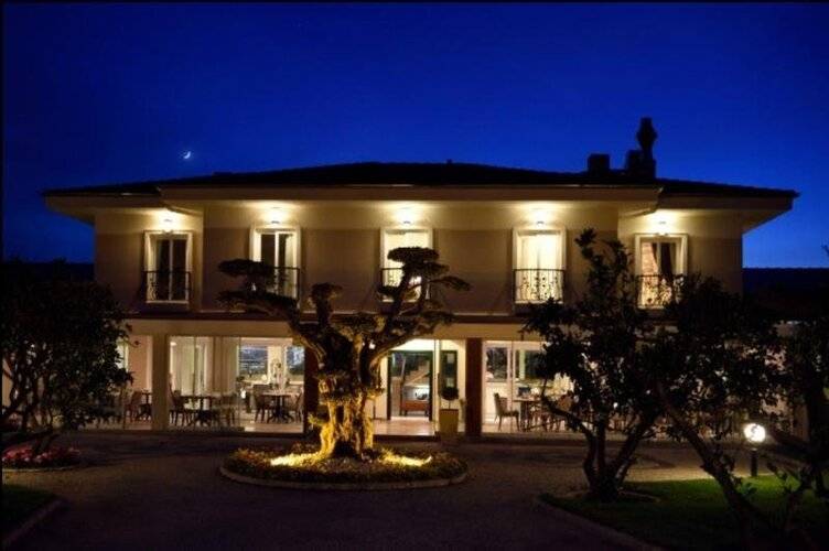 B.Equine Range Hotel