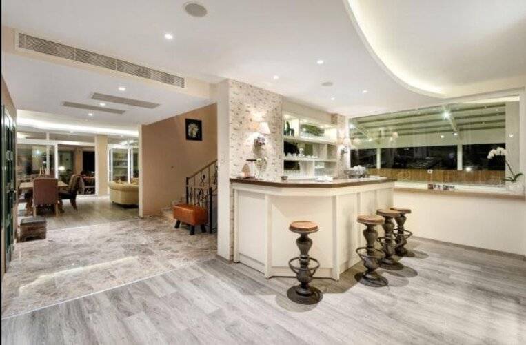 B.Equine Range Hotel