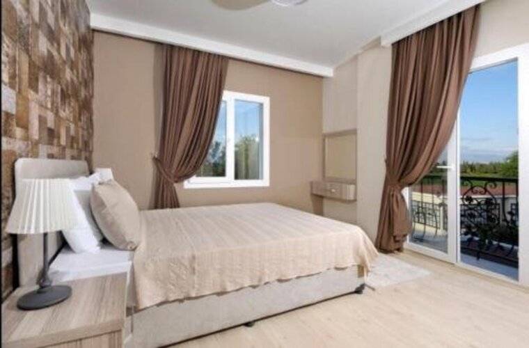 B.Equine Range Hotel