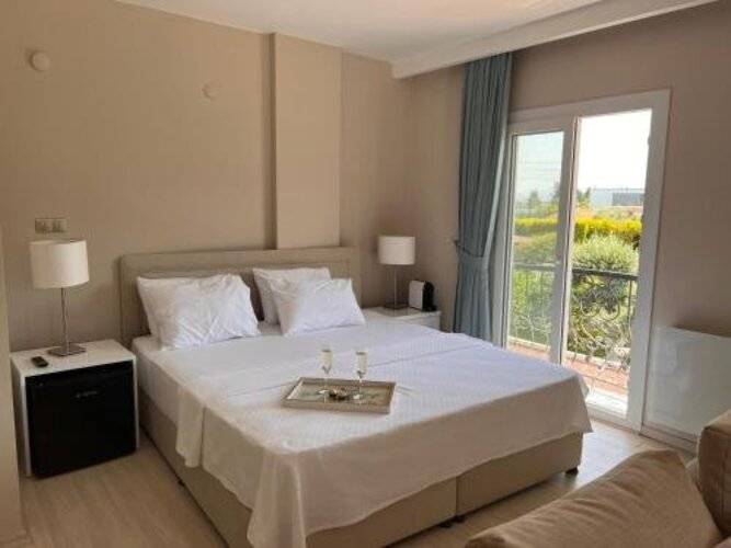 B.Equine Range Hotel